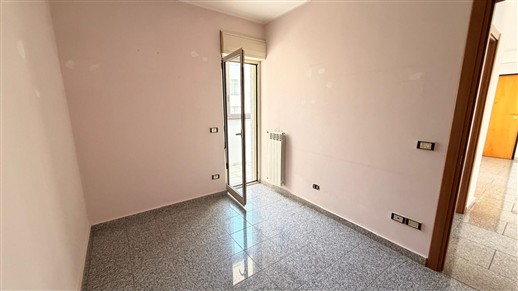 Centrale Appartamento Di 3 Vani & Acc. Buono Stato, Doppia Esposizione e Box.